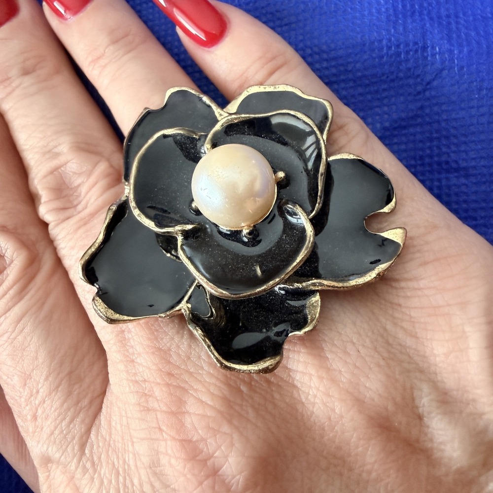 Gold Tone Black Enamel Flower Cocktail Ring Womens Size 7 Faux Pearl Statement
